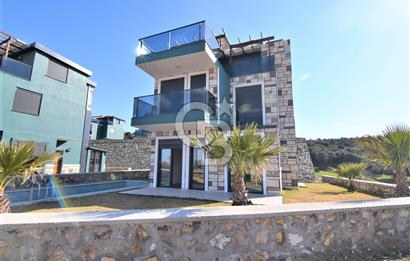 Foça Kozbeylide Özel Konumlu Deniz Manzaralı Satılık 3+1 Villa