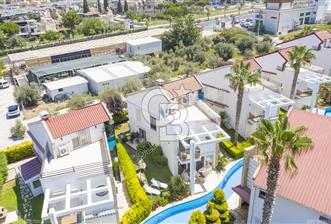 Kuşadası'nda Denize Sıfır, Havuz Manzaralı Modern Lüks 4+1 Satılık Villa